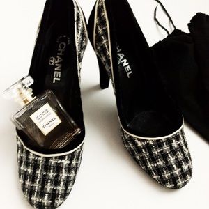 AUTHENTIC CHANEL tweed round toe pumps, LIKE NEW